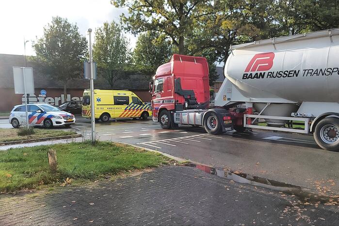 Overstekende fietser aangereden door vrachtwagen