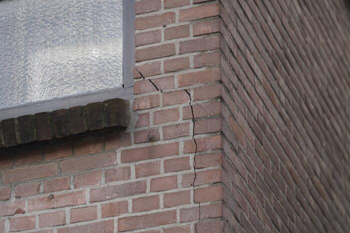 Scheuren in buitenmuren na verzakking