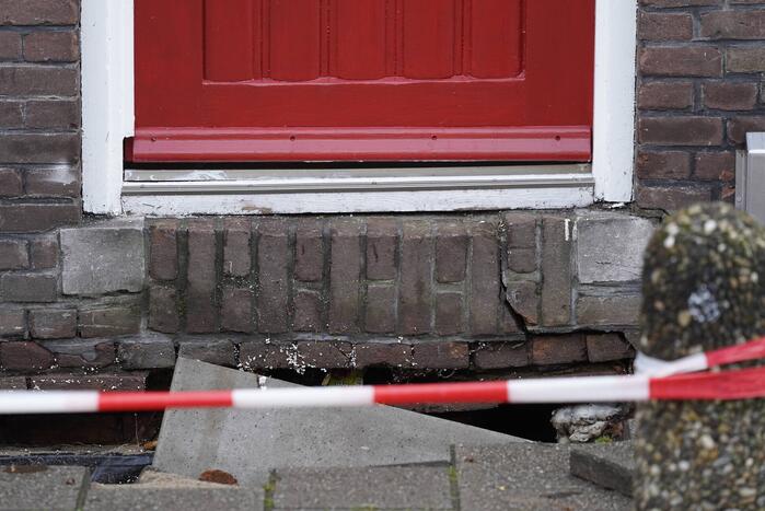 Scheuren in buitenmuren na verzakking