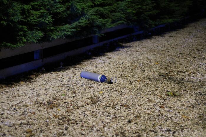 Personenauto botst tegen boom en vliegt in brand