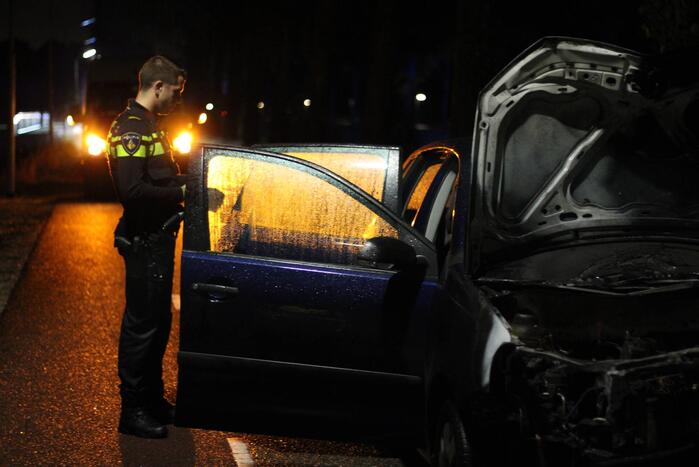 Personenauto botst tegen boom en vliegt in brand