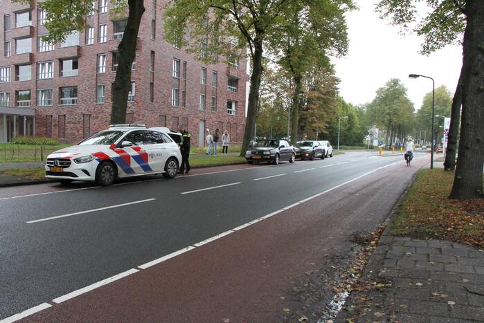Drie auto's botsen op elkaar