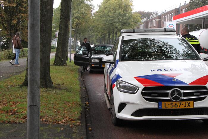Drie auto's botsen op elkaar