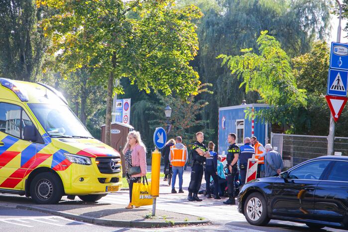 Vrouw gaat onderuit met fiets