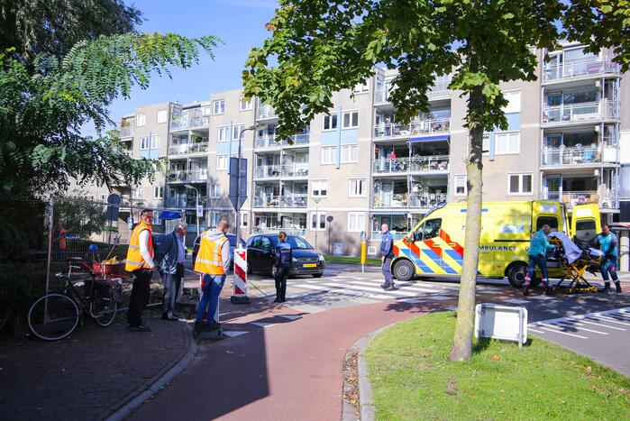 Vrouw gaat onderuit met fiets