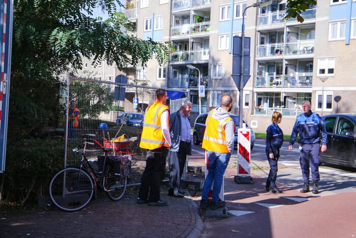 Vrouw gaat onderuit met fiets