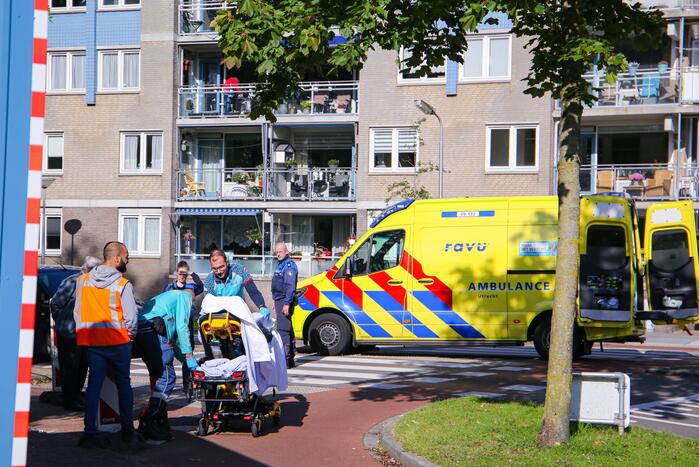 Vrouw gaat onderuit met fiets