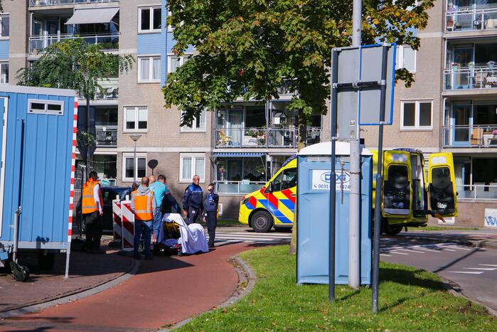 Vrouw gaat onderuit met fiets