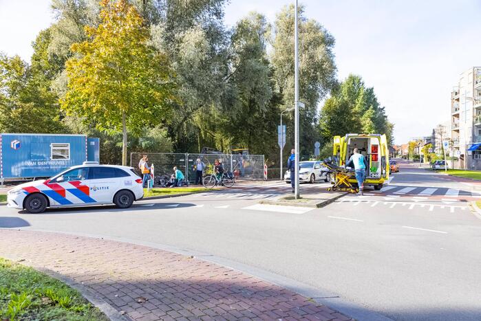 Vrouw gaat onderuit met fiets