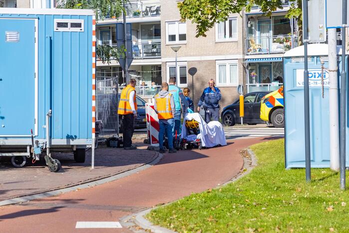 Vrouw gaat onderuit met fiets