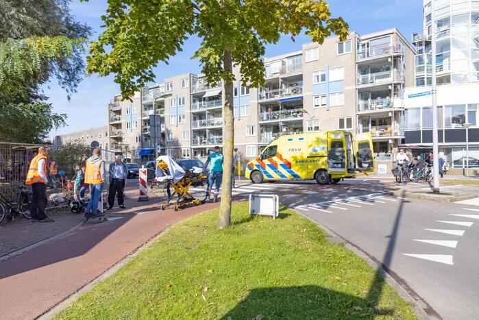 Vrouw gaat onderuit met fiets
