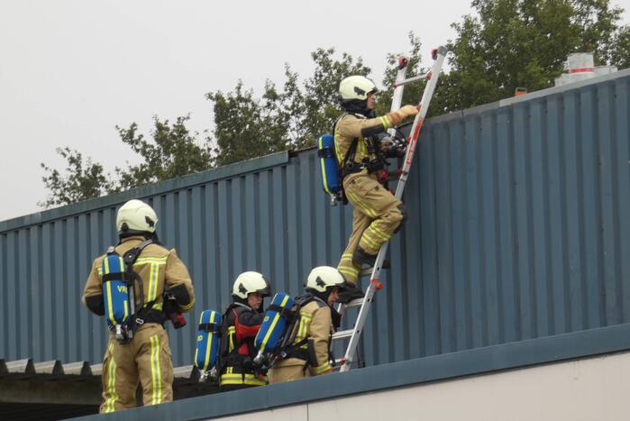 Brand op dak van bedrijfspand
