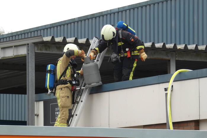 Brand op dak van bedrijfspand