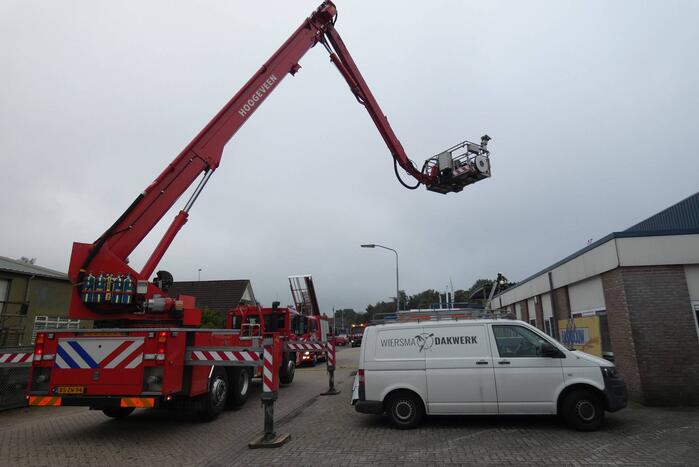 Brand op dak van bedrijfspand