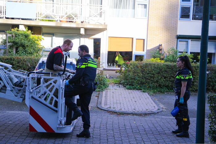 Politie controleert woning met behulp van hoogwerker