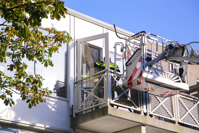 Politie controleert woning met behulp van hoogwerker