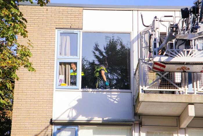 Politie controleert woning met behulp van hoogwerker