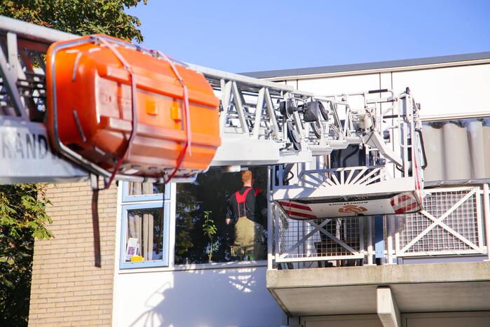 Politie controleert woning met behulp van hoogwerker