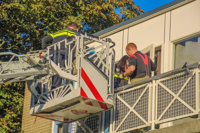 Politie controleert woning met behulp van hoogwerker