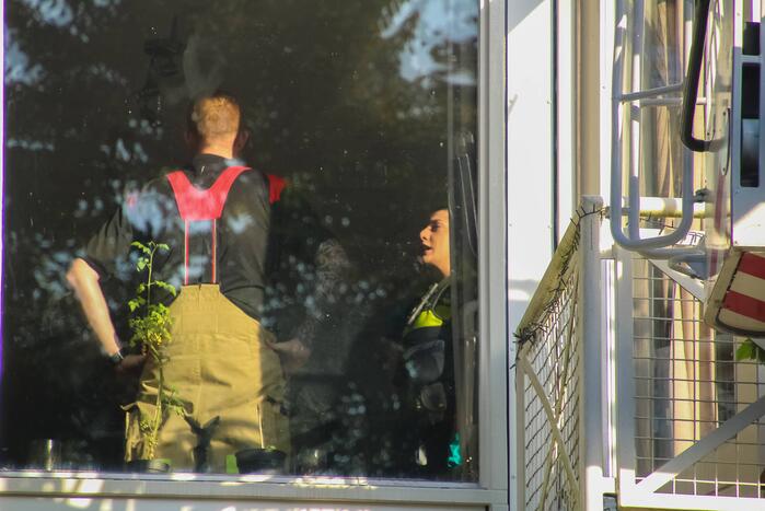 Politie controleert woning met behulp van hoogwerker