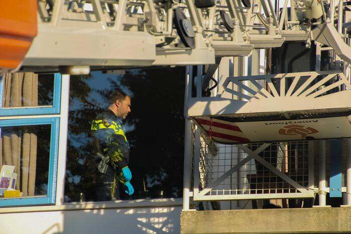 Politie controleert woning met behulp van hoogwerker