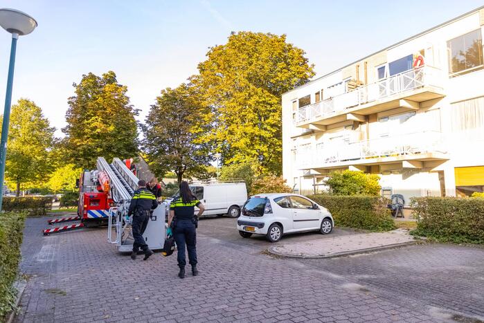 Politie controleert woning met behulp van hoogwerker