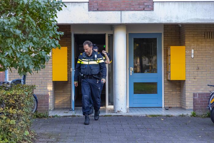 Politie controleert woning met behulp van hoogwerker