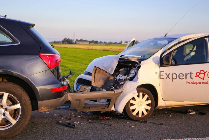 Kop-staartbotsing met lesauto