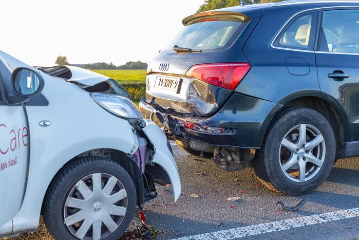 Kop-staartbotsing met lesauto