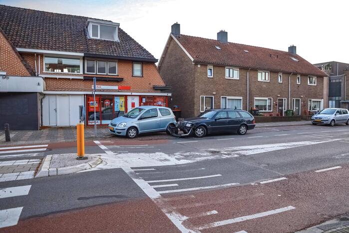 Mercedes botst op geparkeerde auto