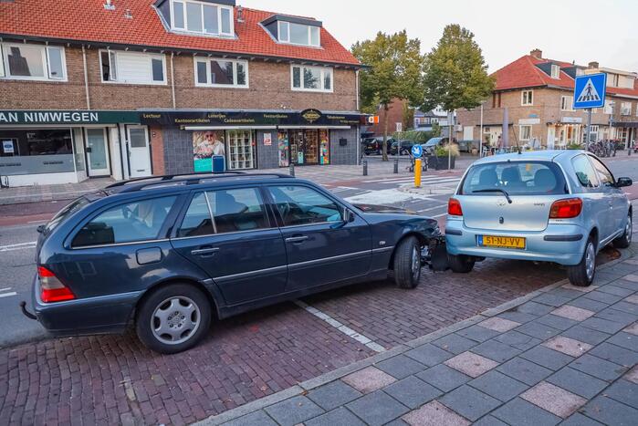 Mercedes botst op geparkeerde auto