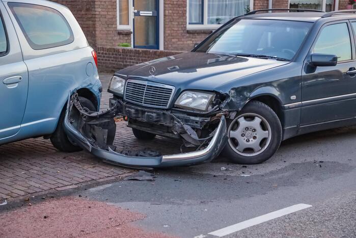 Mercedes botst op geparkeerde auto