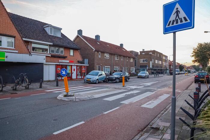 Mercedes botst op geparkeerde auto