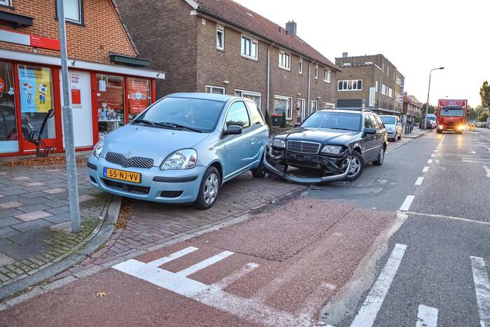 Mercedes botst op geparkeerde auto