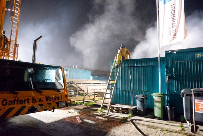 Uitslaande brand in bouwkeet