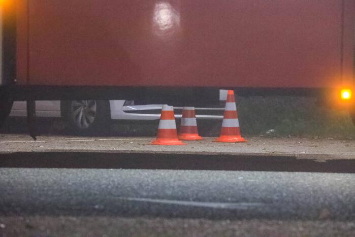 Politie doet onderzoek naar vondst stoffelijk overschot in auto