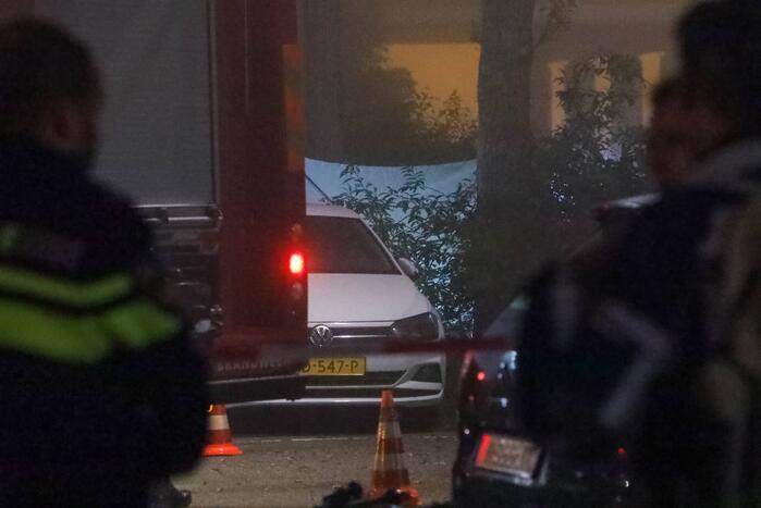 Politie doet onderzoek naar vondst stoffelijk overschot in auto