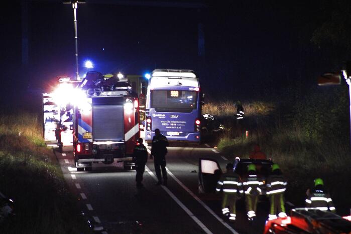 Dode en flinke schade bij aanrijding meerdere voertuigen