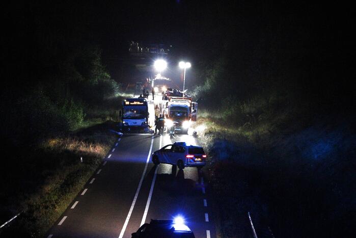 Dode en flinke schade bij aanrijding meerdere voertuigen