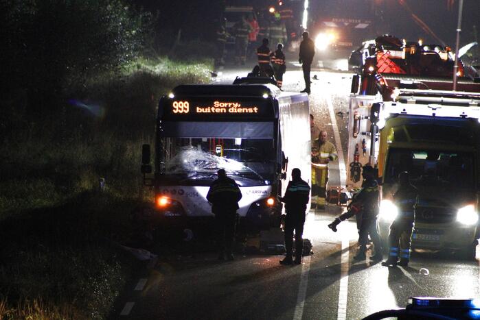 Dode en flinke schade bij aanrijding meerdere voertuigen