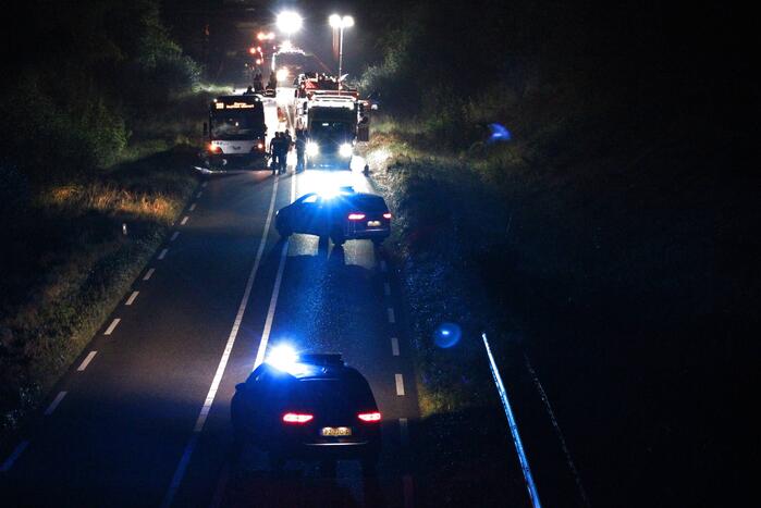 Dode en flinke schade bij aanrijding meerdere voertuigen