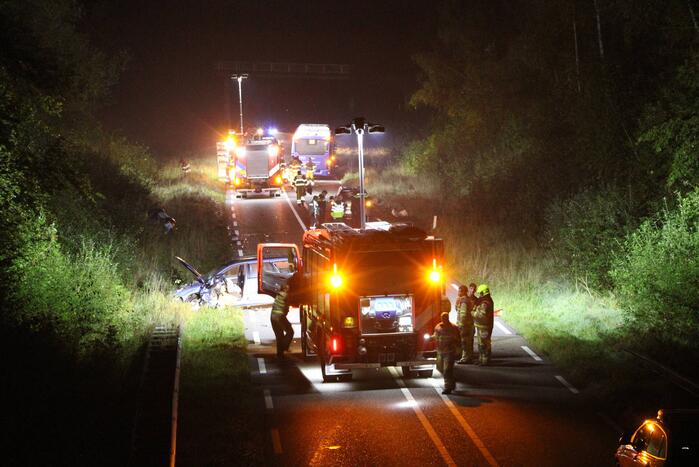 Dode en flinke schade bij aanrijding meerdere voertuigen