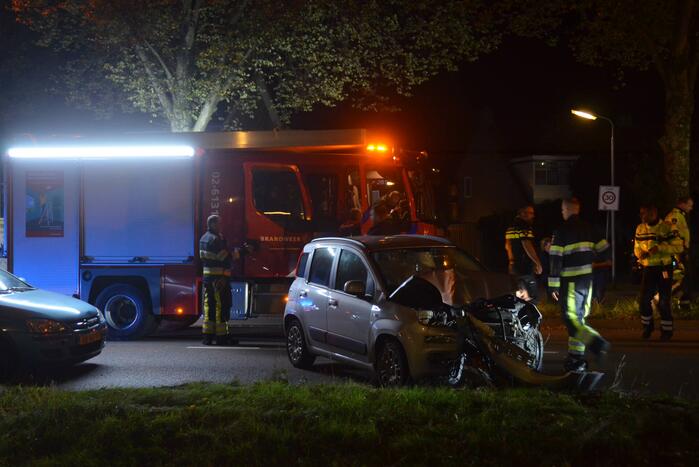 Persoon gewond bij botsing tegen boom