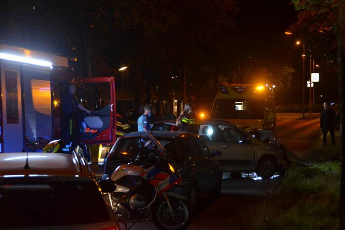 Persoon gewond bij botsing tegen boom