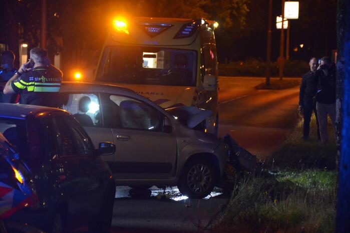 Persoon gewond bij botsing tegen boom