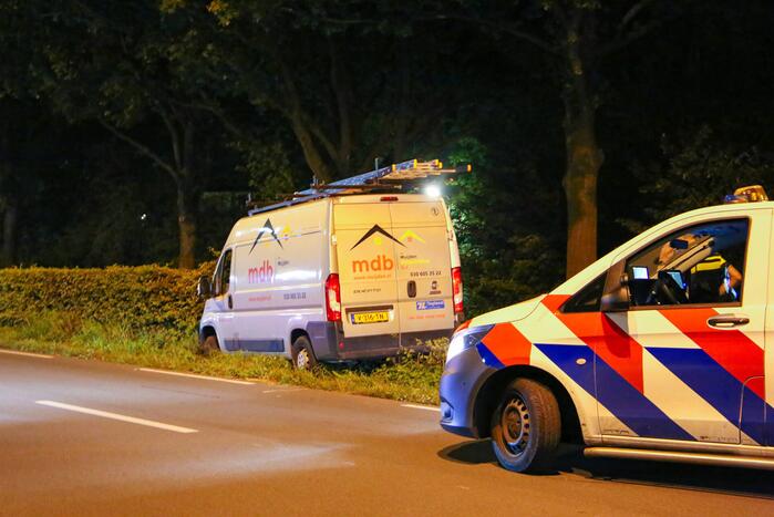 Bestelbus rijdt in struiken