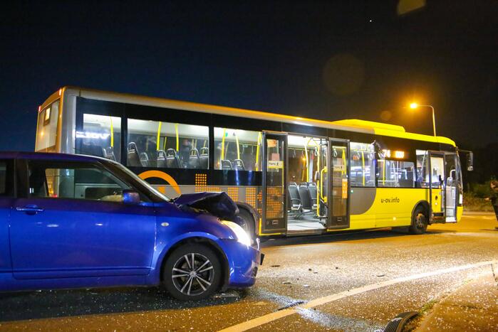 Veel schade bij ongeval tussen auto en lijnbus