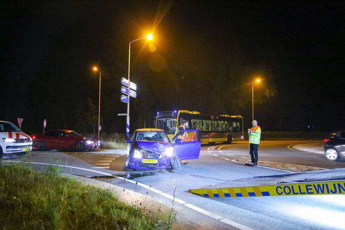 Veel schade bij ongeval tussen auto en lijnbus