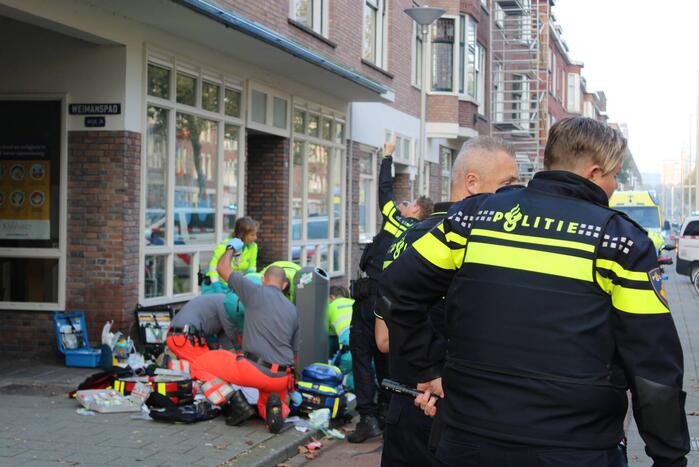 Persoon zwaargewond na val van hoogte