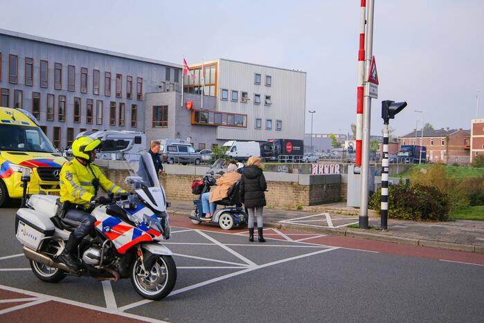 Vrouw botst met scootmobiel tegen slagboom en raakt gewond